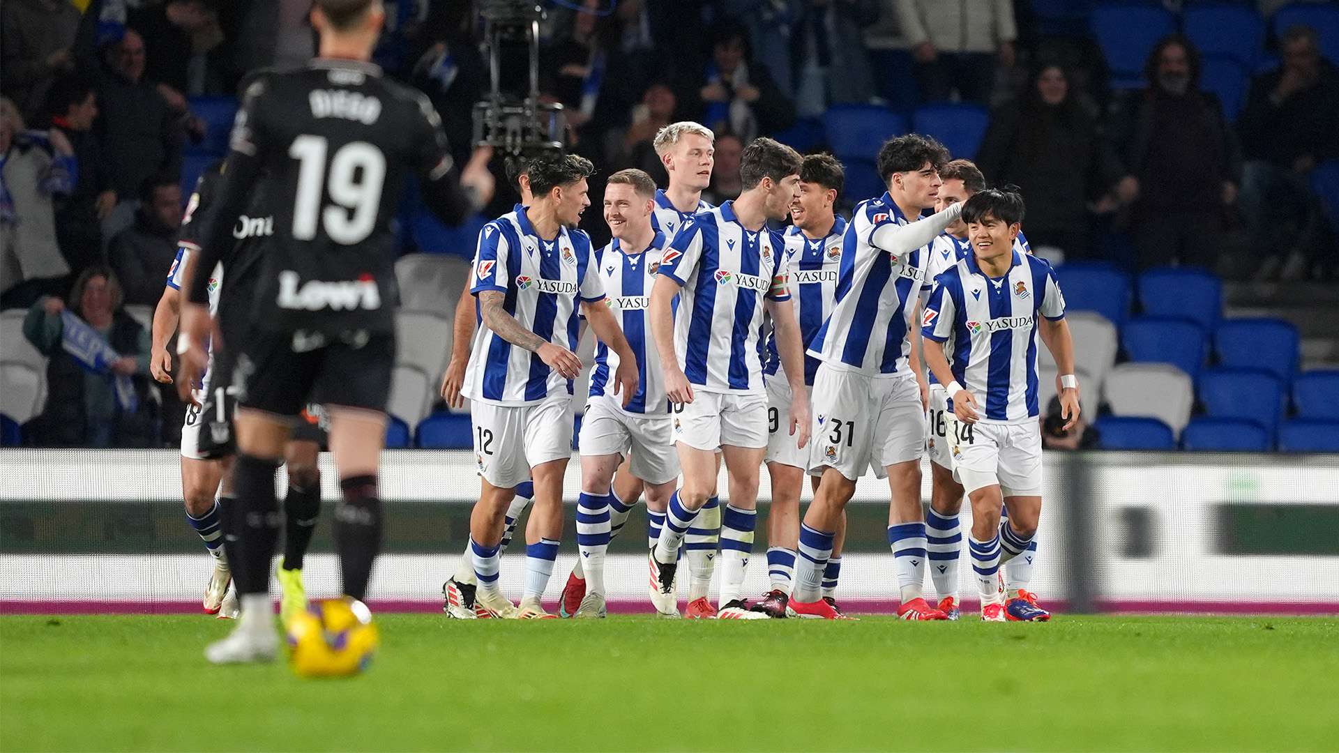 旅俄大熊猫幼崽“喀秋莎”获赠新玩具.